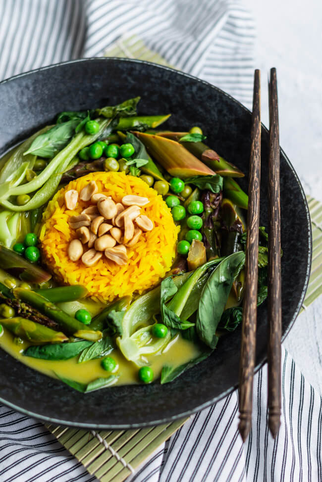 Veganes grünes Thai Curry mit Spargel Erbsen und Pak Choi Kurkuma Reis vegan vegetarisch veggie