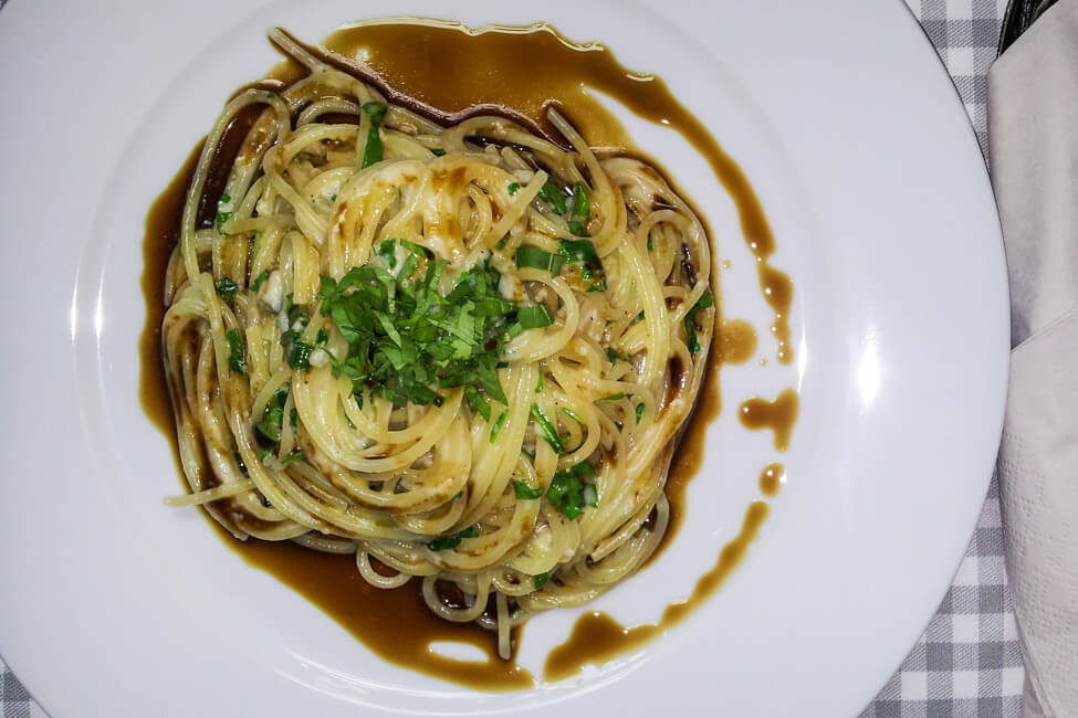 Spaghetti mit Gorgonzola-Rucola Soße und Dattelbalsam - foodundco.de