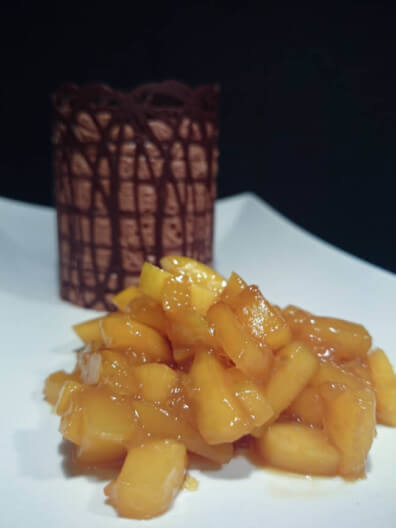 Mousse au Chocolat im Schokoladengitter mit Mango-Kompott - foodundco.de