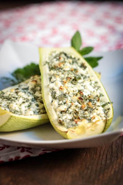 Zucchinischiffchen mit Kräuter-Hüttenkäsefüllung - foodundco.de