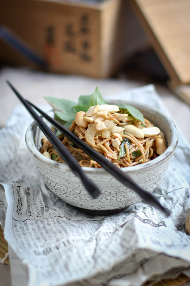 asiatischer nudelsalat mit erdnüssen thai basilikum asia vegan