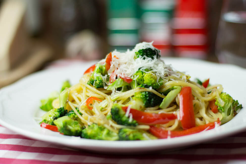 spaghetti nudeln pasta mit brokkoli paprika chili vegetarisch veggie vegan