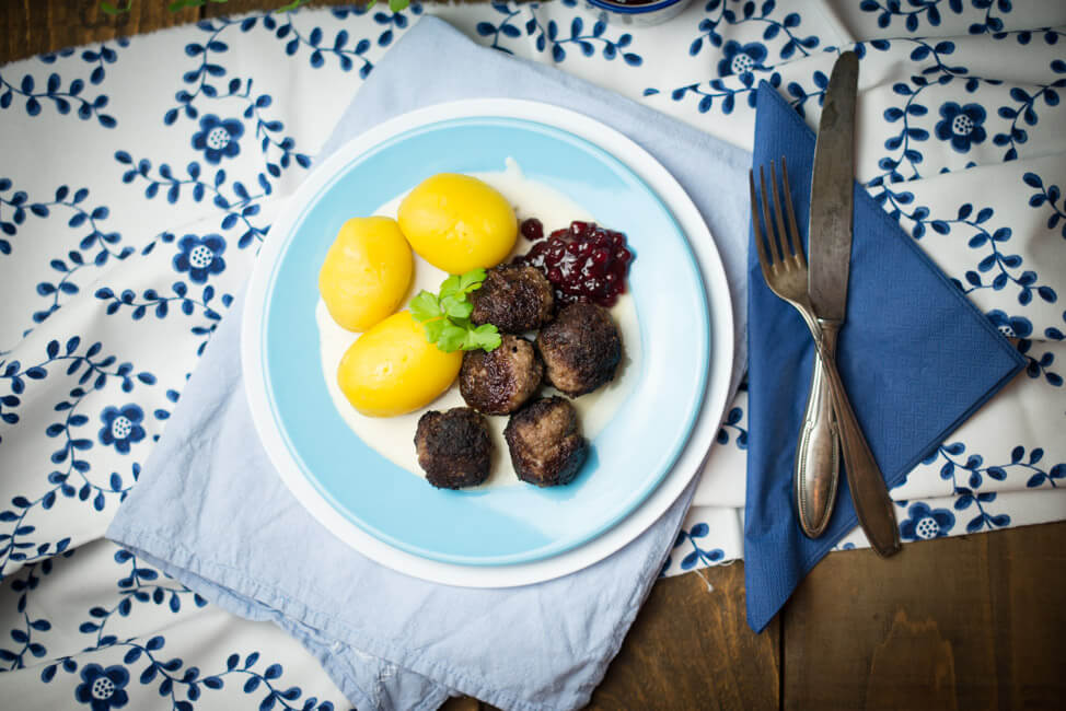 köttbullar schwedisch hackbällchen ikea rahmsauce kartoffeln preiselbeeren hackfleisch