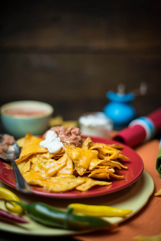 nachos tortilla chips cheddar überbacken sourcream chipotle salsa snack party couch