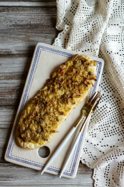 Zwiebelfladen mit Bergkäse - foodundco.de