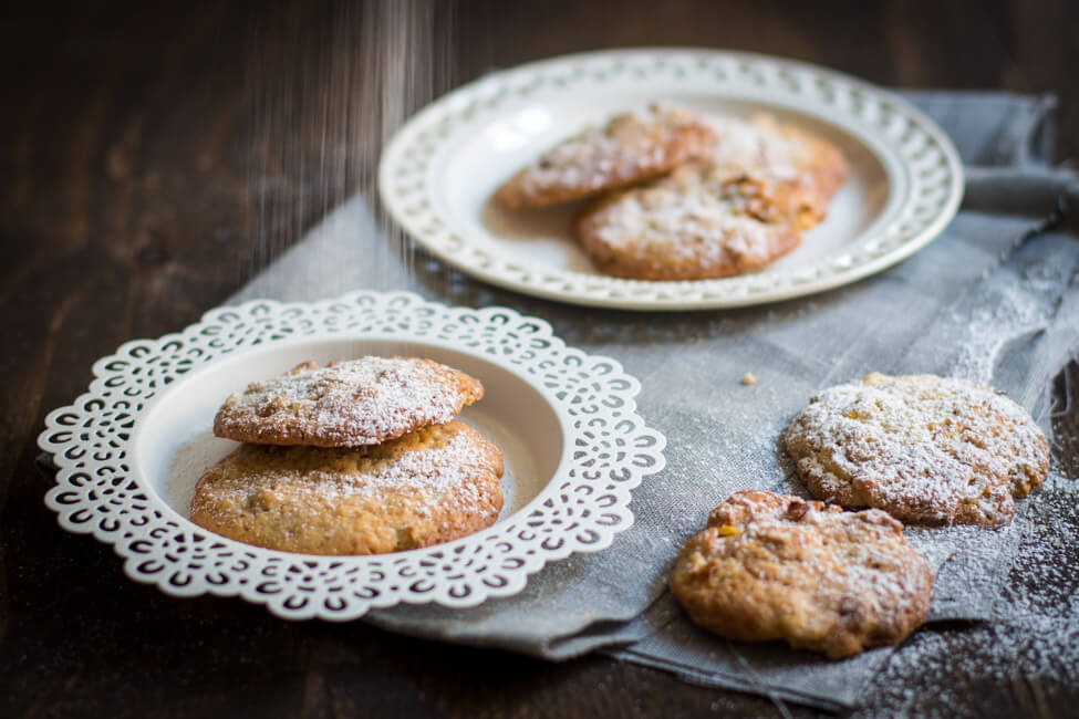 Apfel Walnuss Cookies mit Puderzucker bestäuben