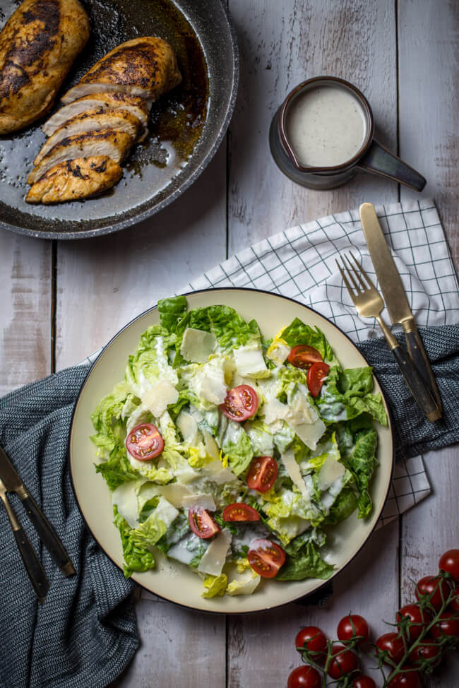 lowfat und lowcarb caesar salad auf weißem Porzellanteller und weißem Tisch