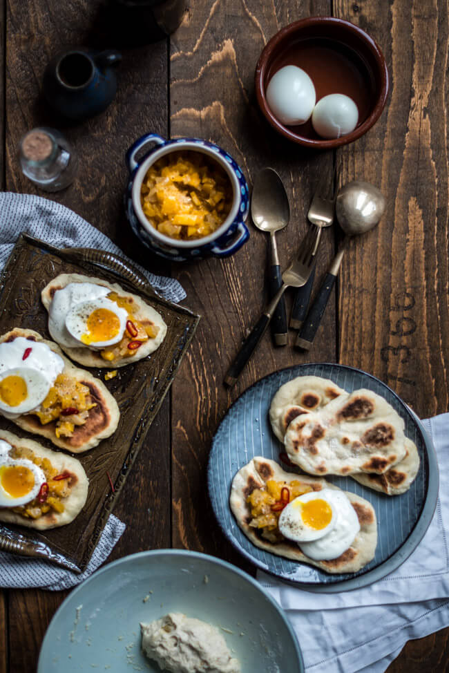 Schnelles Abendessen Fladenbrot mit Mango-Chutney und Eiern nach Jamie Oliver