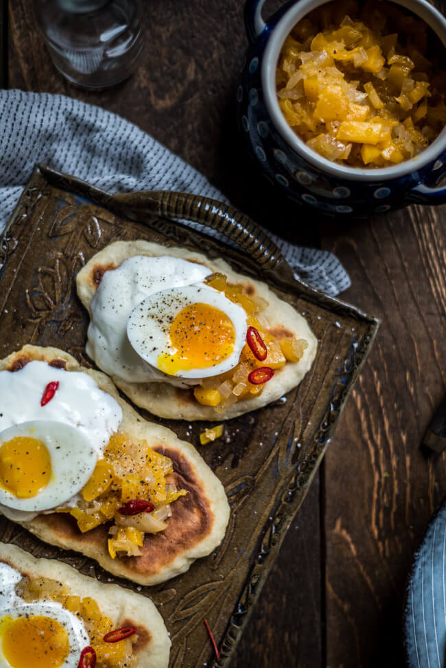 Fladenbrot mit Mango-Chutney und Eiern nach Jamie Oliver auf braunem Keramiktablett
