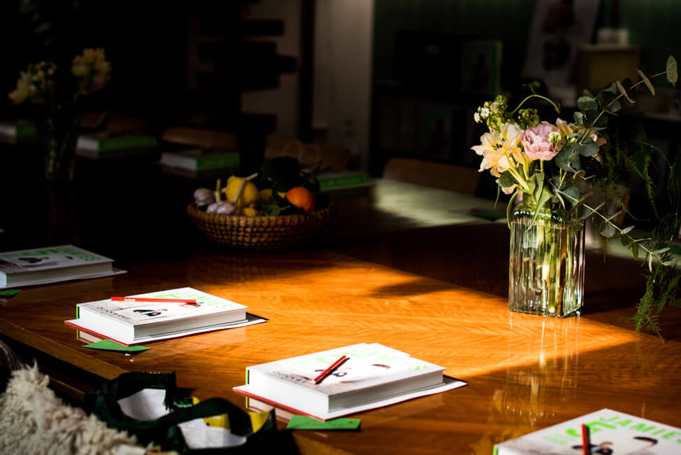 Sonnenlicht scheint auf Tisch und Blumenvase