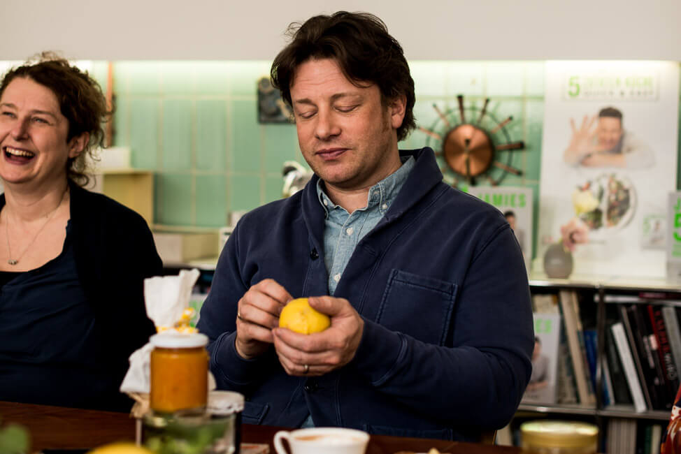Jamie Oliver kratzt an einer Zitrone