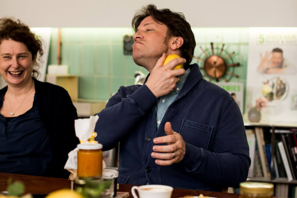 Jamie Oliver reibt sich mit Zitrone ein