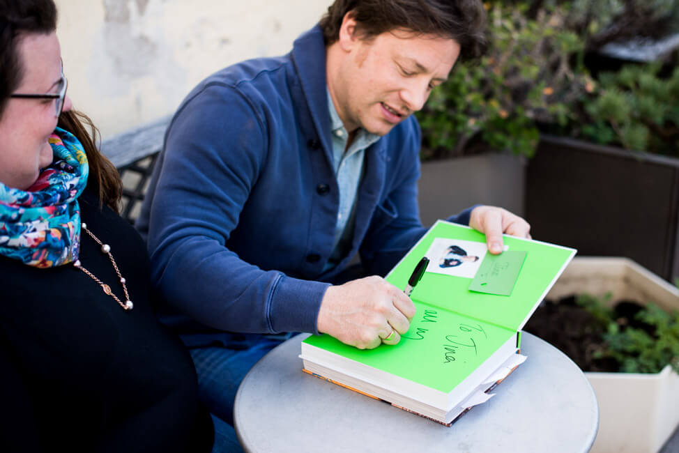Jamie Oliver signiert sein 5 Zutaten Küche Buch für mich