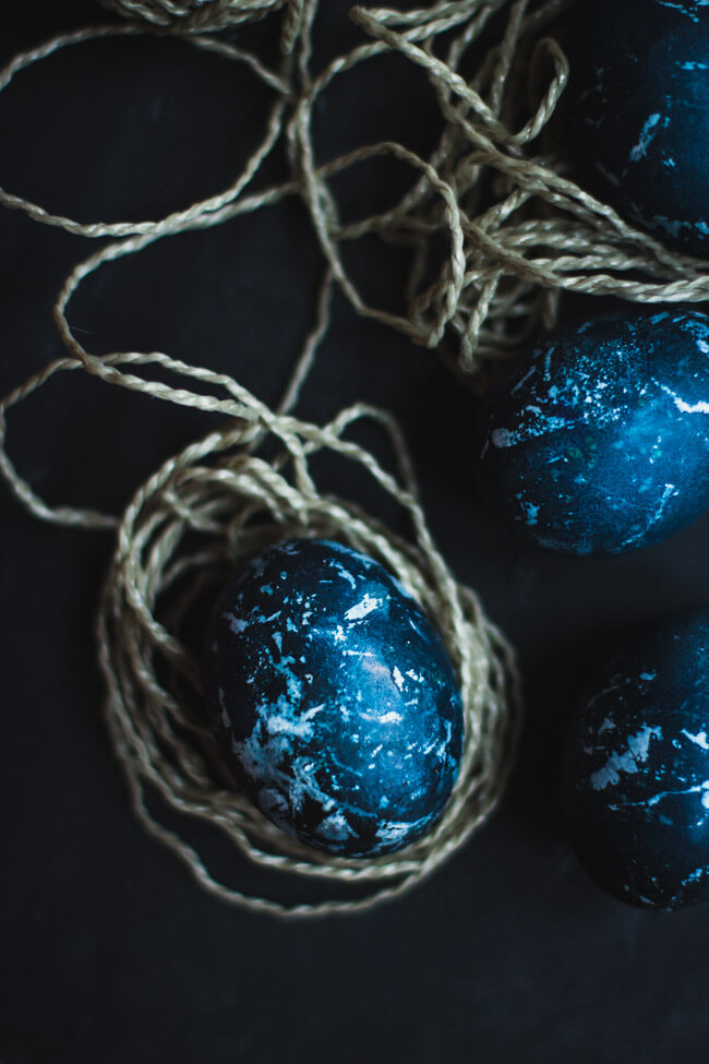 Marmorierte Ostereier mit Rotkohl blau gefärbt