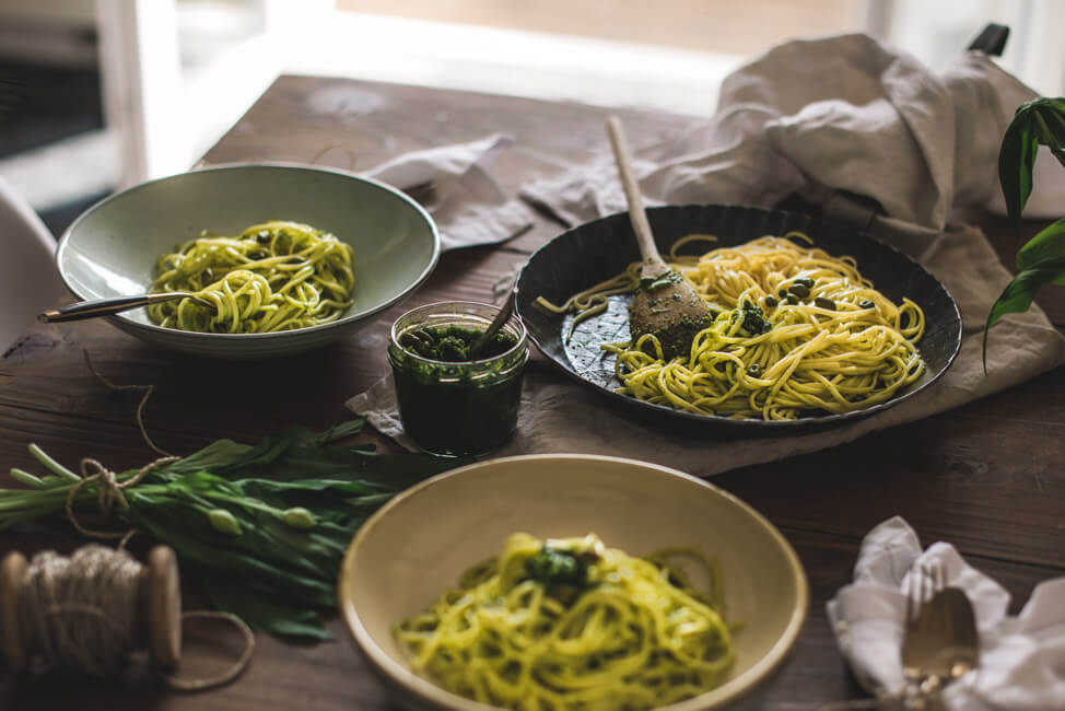 Foodfotografie im Gegenlicht Tisch mit Pasta und Pesto
