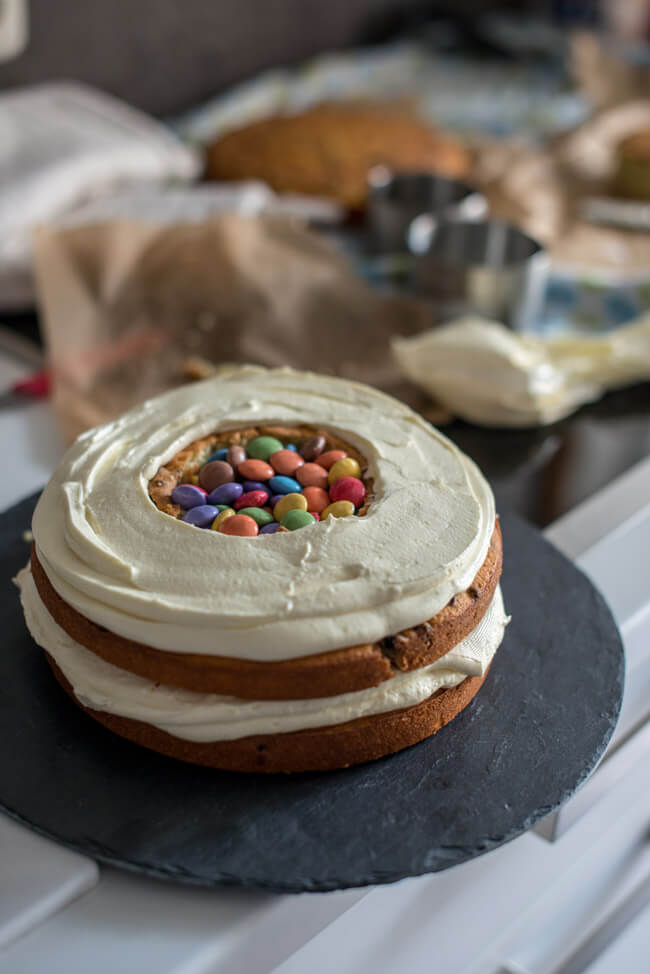 surprise inside cake smarties kindergeburtstag weiße schokoladen torte gefüllt mit bunten smarties