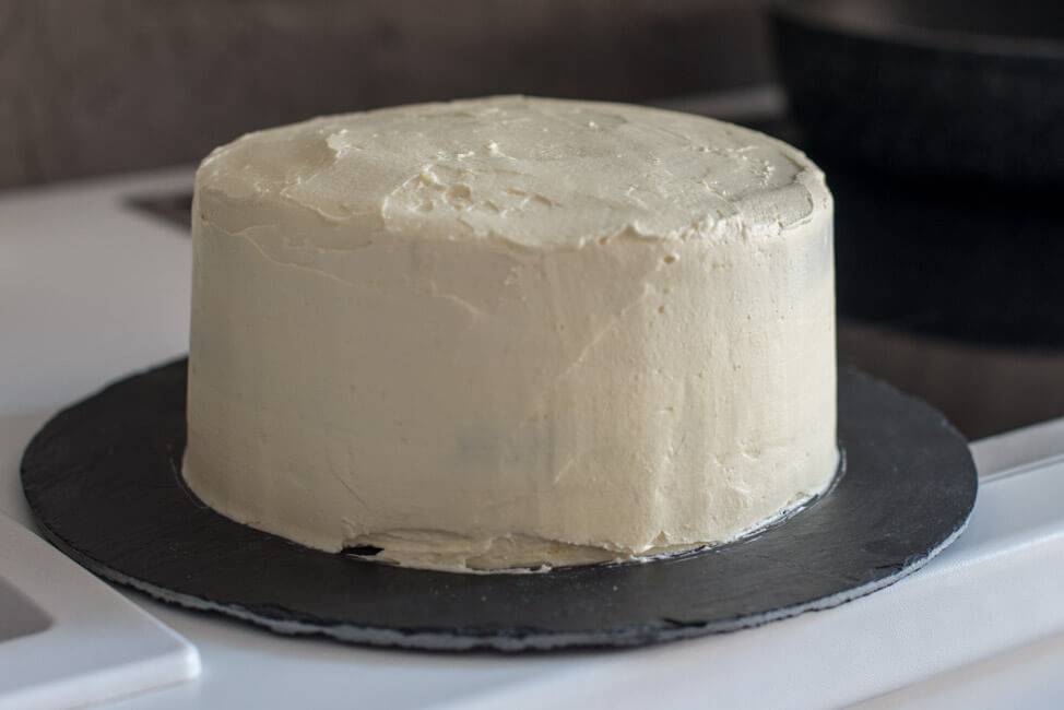 surprise inside cake smarties kindergeburtstag weiße schokoladen torte gefüllt mit bunten smarties