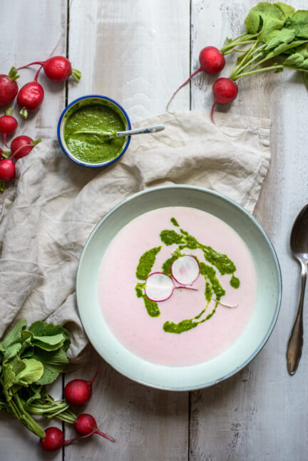 Radieschen Suppe mit Radieschengrün Pesto - foodundco.de