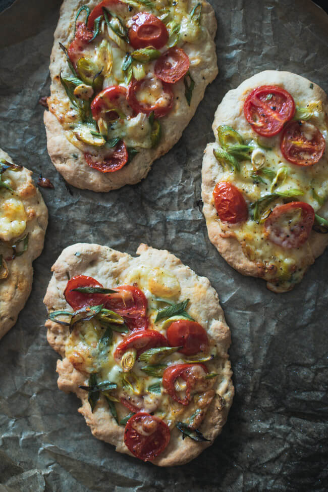 fladen pizza fleckerl flammkuchen gemüse tomaten käse salami knusprig ofen backen herzhaft schnell joghurt teig