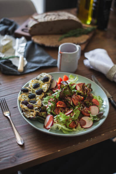 Bunter Salat mit Brombeer-Käsebrot - foodundco.de