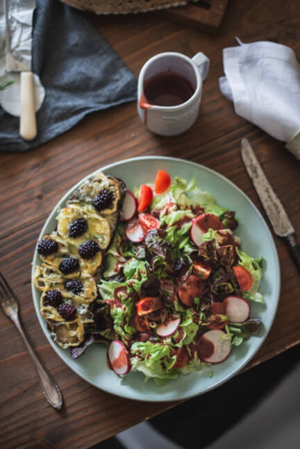 Bunter Salat mit Brombeer-Käsebrot - foodundco.de