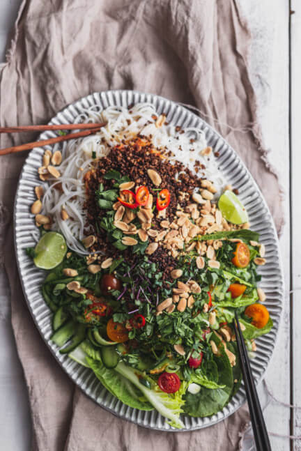 Asiatischer Reisnudel-Salat mit knusprigem Rindfleisch und Erdnüssen ...