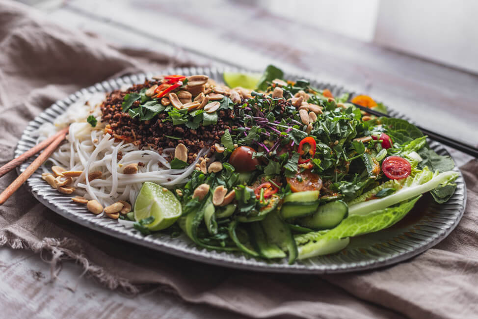 Asiatischer Reisnudel Salat mit knusprigem Rindfleisch und Erdnüssen Asia Koriander chinesisch kalorienarm Jamie Oliver Superfoods Nudelsalat Nudeln glutenfrei lactosefrei gesund healthy lowcarb