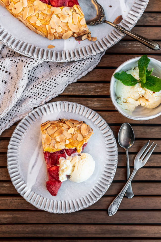 Erdbeer Galette mit Joghurt Eis Crostata Kuchen Sommer Mandeln backen Eis selbstmachen Joghurteis Honig
