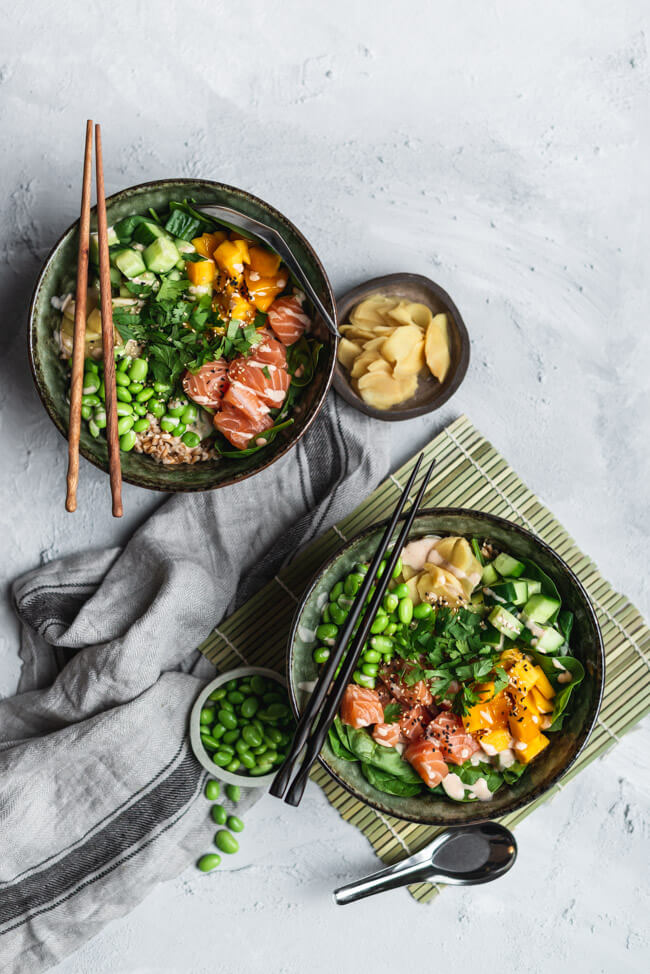 Sushi Bowl mit Lachs Edamame und Siracha-Mayo Mango Sesam Ingwer Koriander Dinkel Gurke Asia Blattspinat gesund healthy foodfotografie Asiatisch