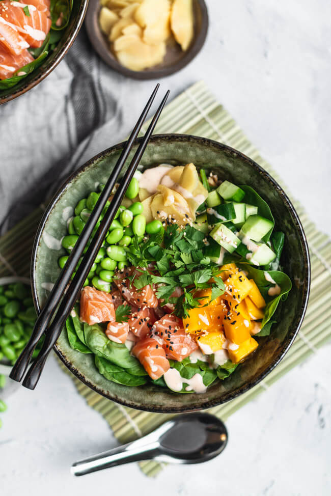 Sushi Bowl mit Lachs Edamame und Siracha-Mayo Mango Sesam Ingwer Koriander Dinkel Gurke Asia Blattspinat gesund healthy foodfotografie Asiatisch