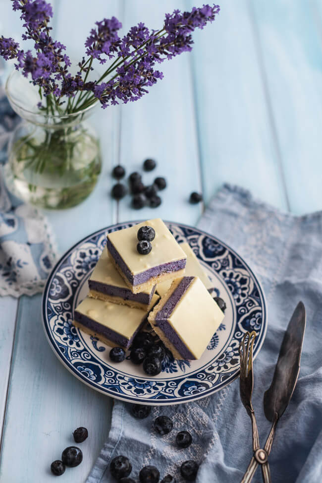 Heidelbeer Käsekuchen Würfel Blaubeere weiße Schokolade Sommer Cheesecake Kuchenschnitten Dessert Mürbeteigboden