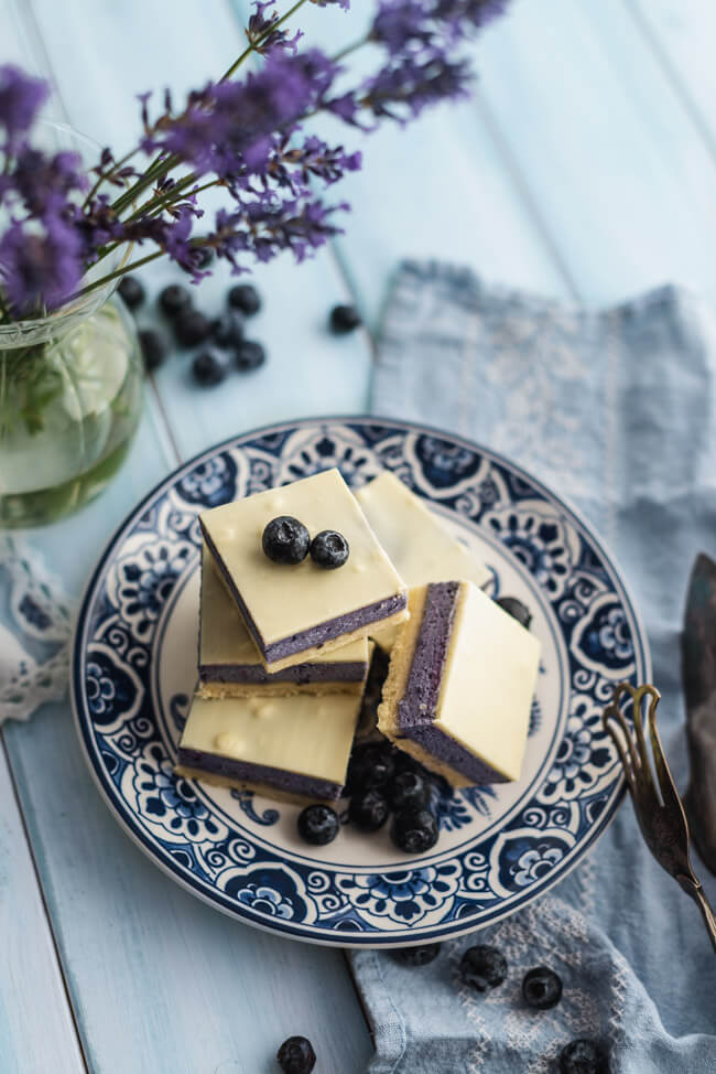 Heidelbeer Käsekuchen Würfel Blaubeere weiße Schokolade Sommer Cheesecake Kuchenschnitten Dessert Mürbeteigboden