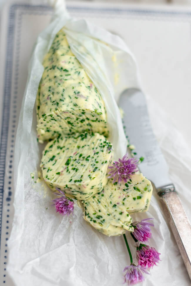 Schnittlauchbutter mit Blüten - foodundco.de