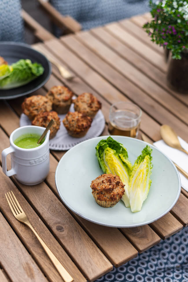 Semmelknödel Muffins mit Salat Salatsauce Salatstrunk IKEA nachhaltigkeit vegetarisch foodwaste altes Brot Ofengericht Sommer schnell einfach Mittagessen Abendessen Resteverwertung