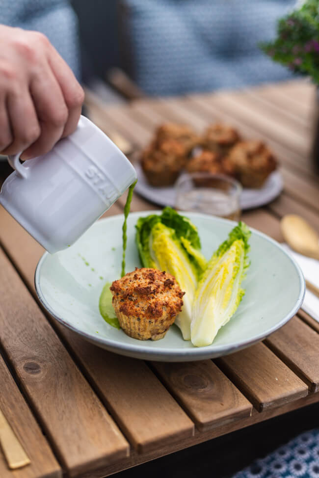 Semmelknödel Muffins mit Salat Salatsauce Salatstrunk IKEA nachhaltigkeit vegetarisch foodwaste altes Brot Ofengericht Sommer schnell einfach Mittagessen Abendessen Resteverwertung