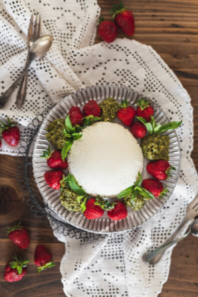 Joghurtbombe mit Erdbeeren und süßem Minzpesto - foodundco.de