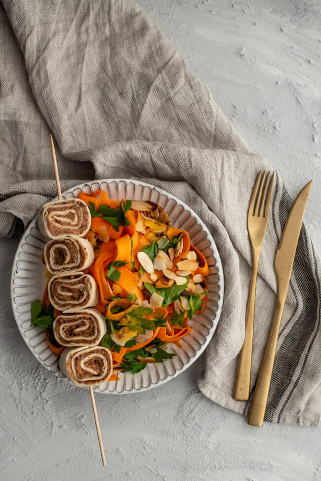 Tortilla Röllchen mit orientalischem Karottensalat Mandeln Petersilie Bohnencreme vegan Tortillafladen Möhren Aprikose