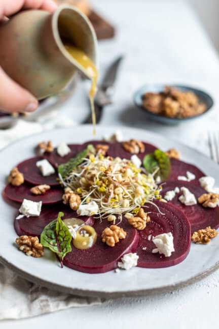 Rote Bete Carpaccio mit Feta und Walnüssen - foodundco.de