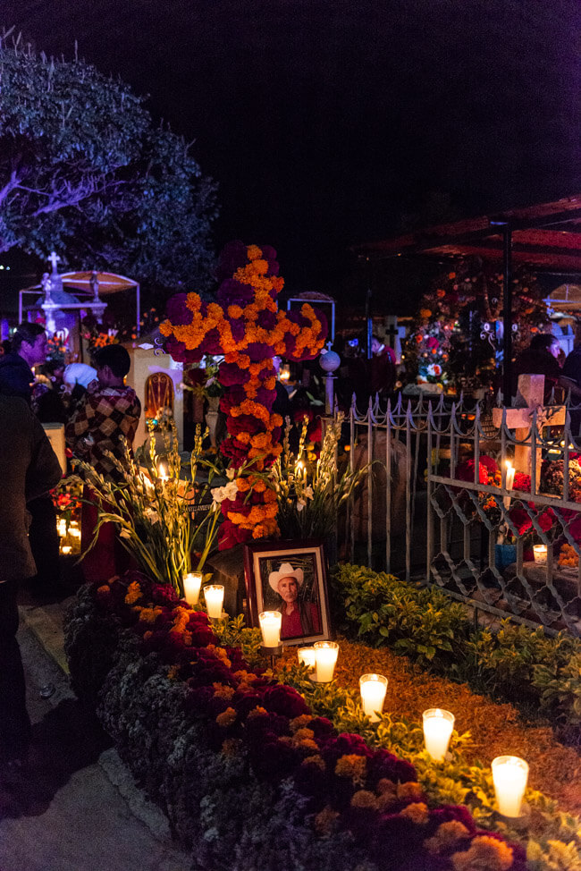 Dia de los Muertos Oaxaca de Juaréz Tag der Toten Mexiko Friedhof Blumenschmuck