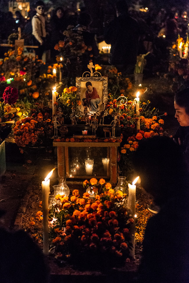 Dia de los Muertos Oaxaca de Juaréz Tag der Toten Mexiko Friedhof Blumenschmuck traditionell Familien Feierlichkeiten