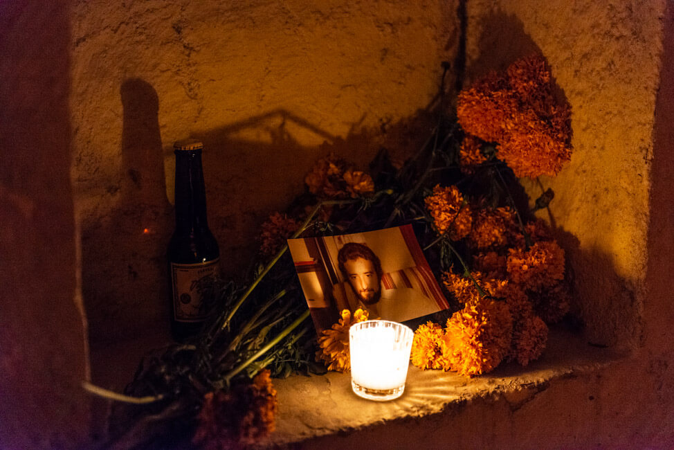 Dia de los Muertos Oaxaca de Juaréz Tag der Toten Mexiko Friedhof Grad Altar Blumen Kerzen Ofrendas