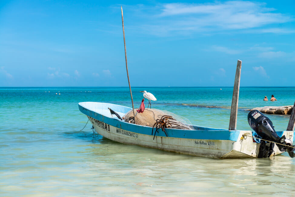 Isla Holbox Mexiko weißer Sandstrand Traumstrand Meer Boote türkisblaues Meer Karibik Möwen Fischerboot
