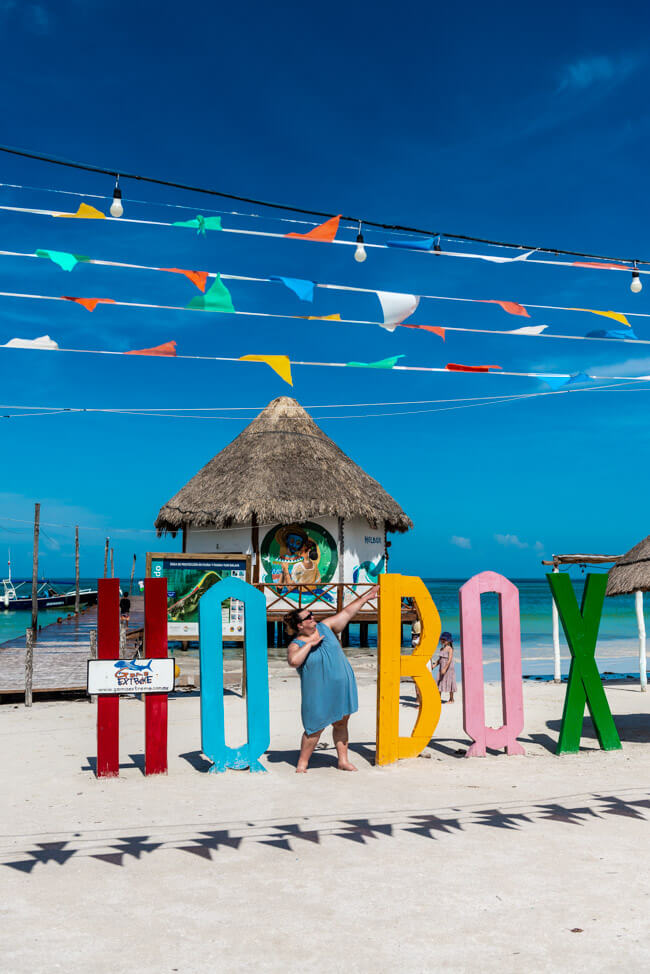 Isla Holbox Mexiko weißer Sandstrand Traumstrand Meer Boote türkisblaues Meer Karibik Zeichen