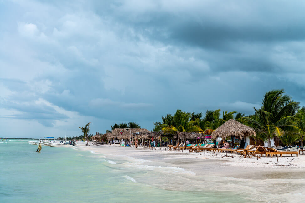 Isla Holbox Mexiko weißer Sandstrand Traumstrand türkisblaues Meer Karibik Strandbar Palapas