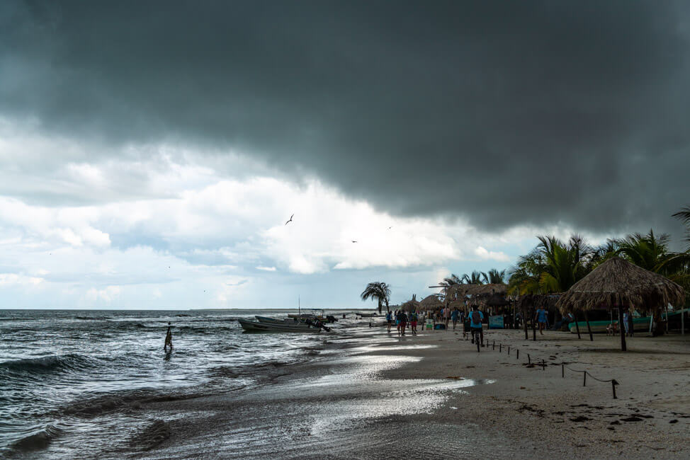Isla Holbox Mexiko weißer Sandstrand Traumstrand türkisblaues Meer Karibik Strandbar Palapas Gewitter