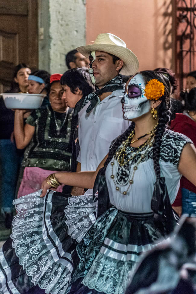Oaxaca de Juaréz Mexiko Parade zum Dia de los Muertos Tag der Toten Umzug Totenköpfe Make Up