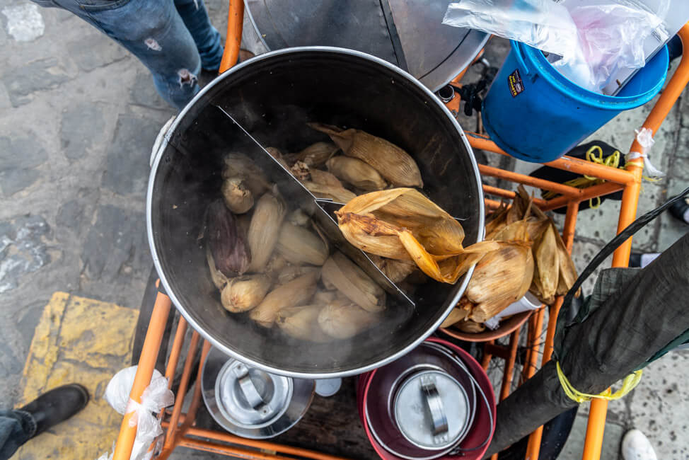 Oaxaca de Juaréz Mexiko Streetfood Früstück Tamales Mole Hähnchen Straßenverkäufer