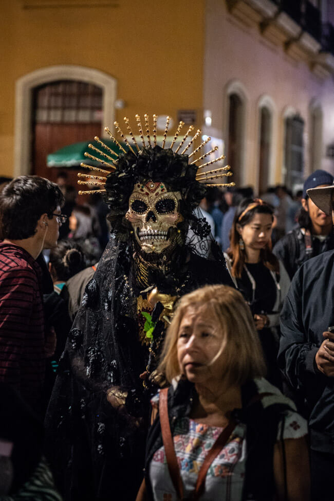 Oaxaca de Juaréz Mexiko Parade zum Dia de los Muertos Tag der Toten Umzug Totenköpfe Make Up