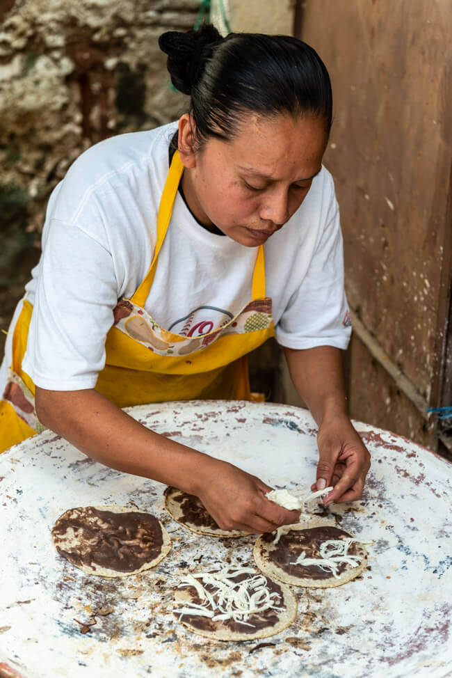 Oaxaca de Juaréz Mexiko Streetfood Mamelas Hähnchen Straßenverkäufer