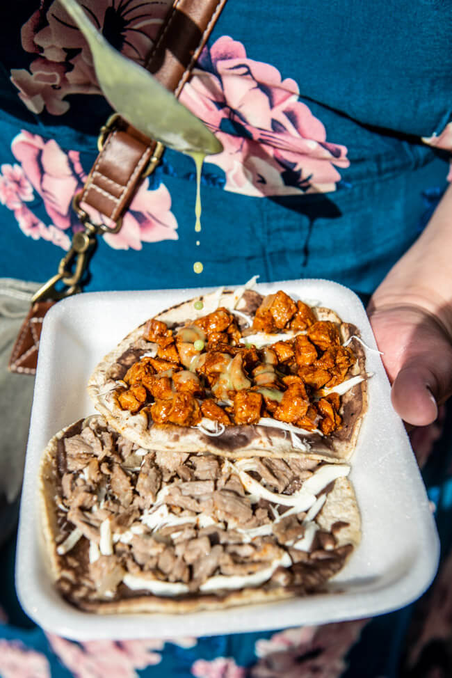 Oaxaca de Juaréz Mexiko Streetfood Mamelas Hähnchen Straßenverkäufer Salsa Fleisch